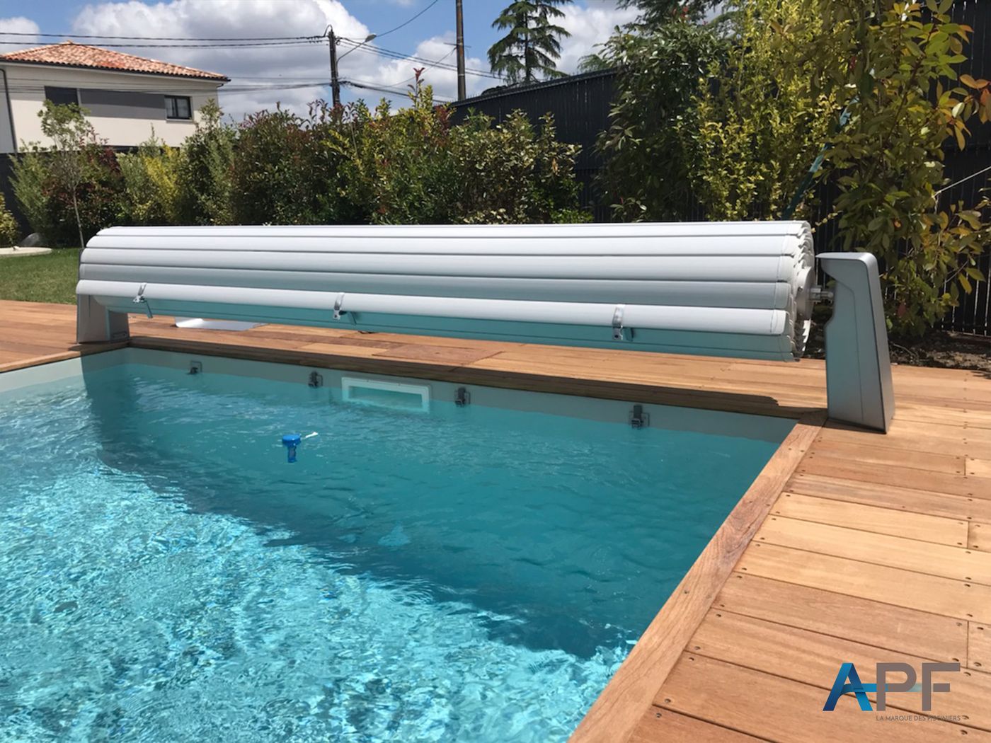 Volet automatique hors d'eau sur banc en terrasse bois
