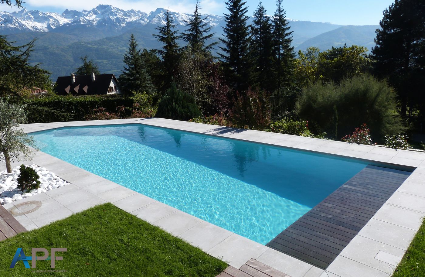Piscine à débordement avec couverture automatique immergée, vue sur les montagnes