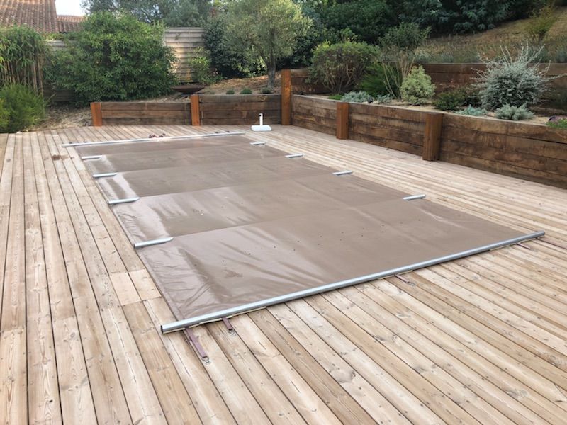 Couverture à barres sur piscine avec terrasse bois