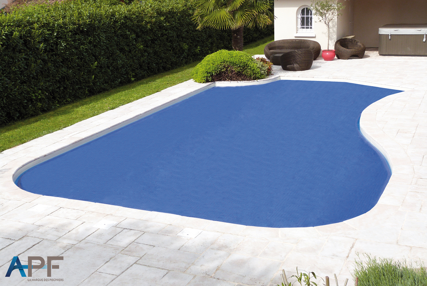 Bâche à bulles bleue sur piscine à débordement