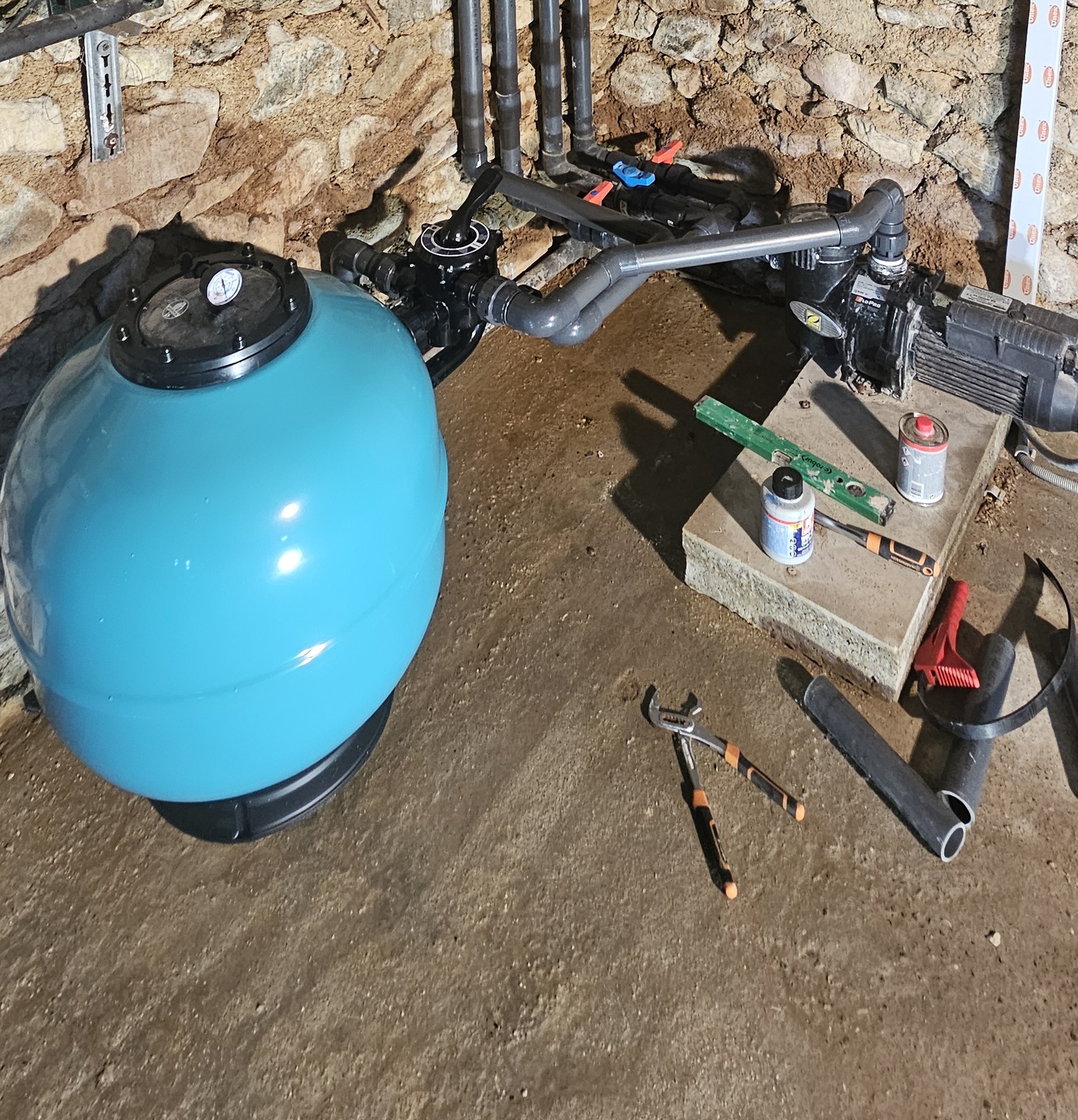 Réfection de la filtration : filtre à sable et pompe rénovés en local technique